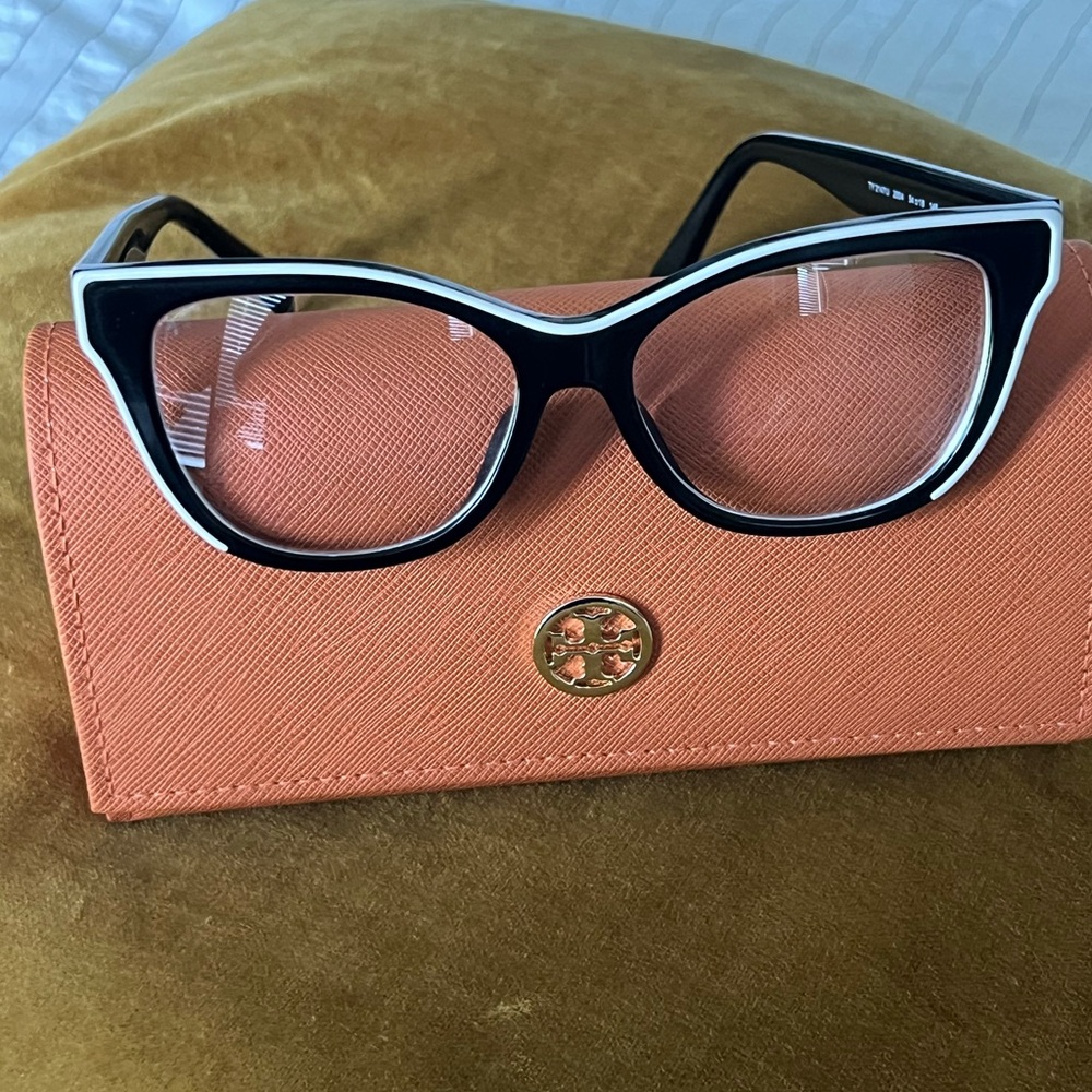 Chic Black and White Cat-Eye Glasses with Case